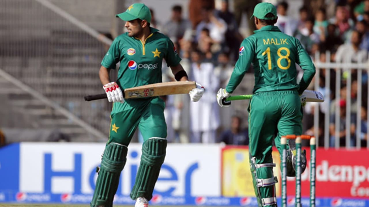 പ്രതിരോധിച്ച് മാലിക്കും ബാബറും; പാക്കിസ്ഥാന് കരകയറുന്നു പ്രതിരോധിച്ച് മാലിക്കും ബാബറും; പാക്കിസ്ഥാന് കരകയറുന്നു