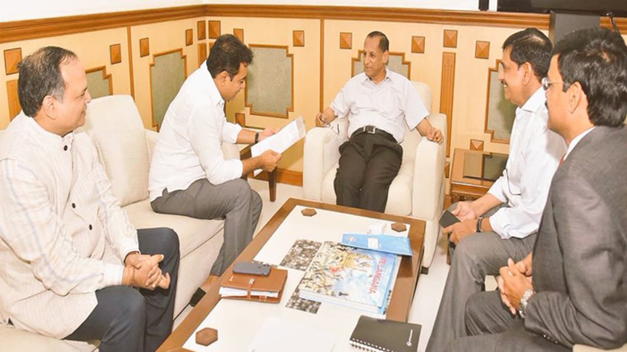 గవర్నర్ తో కేటీఆర్ భేటీ... మెట్రో ప్రారంభంపై ట్వీట్ గవర్నర్ తో కేటీఆర్ భేటీ... మెట్రో ప్రారంభంపై ట్వీట్