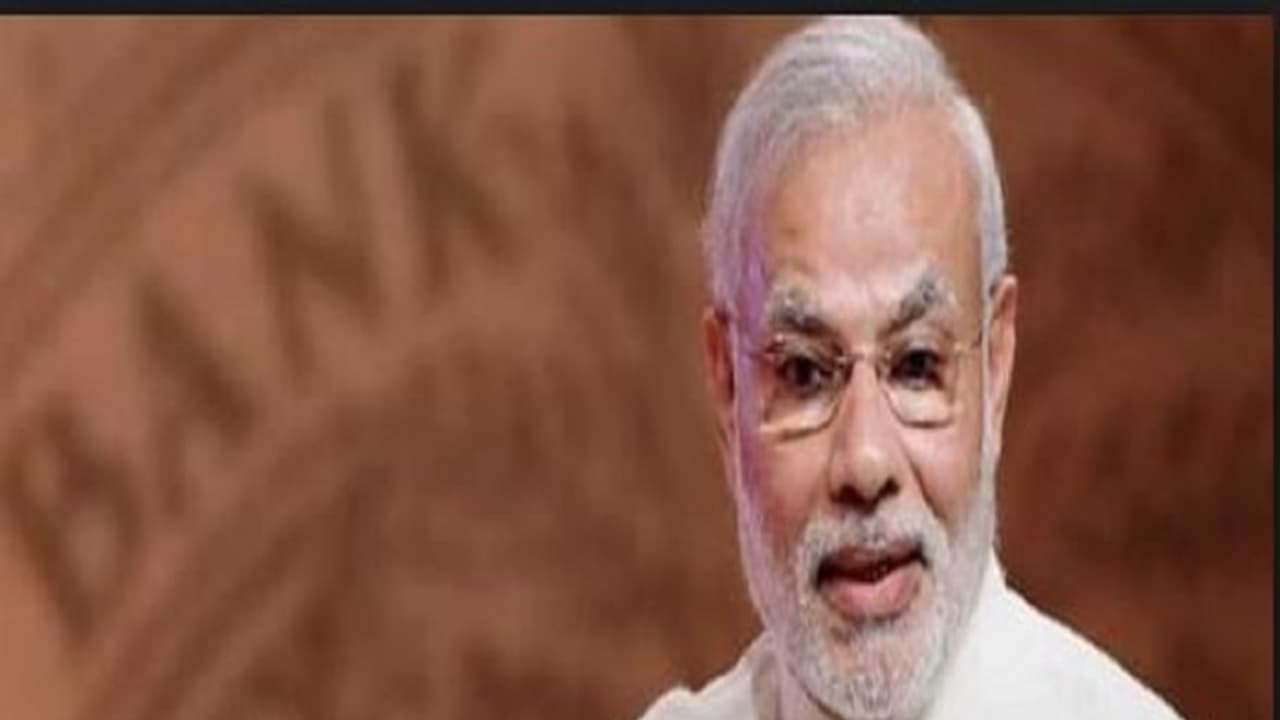 ಬ್ಯಾಂಕ್ ವಿಲೀನ: ಪ್ಲೇಆಫ್ನಲ್ಲಿ ಮೋದಿ ಚಕ್ಕಾ, ಆದ್ರೆ ನಿಮ್ಮ ಅಕೌಂಟ್ ಲೆಕ್ಕಾ? ಬ್ಯಾಂಕ್ ವಿಲೀನ: ಪ್ಲೇಆಫ್ನಲ್ಲಿ ಮೋದಿ ಚಕ್ಕಾ, ಆದ್ರೆ ನಿಮ್ಮ ಅಕೌಂಟ್ ಲೆಕ್ಕಾ?