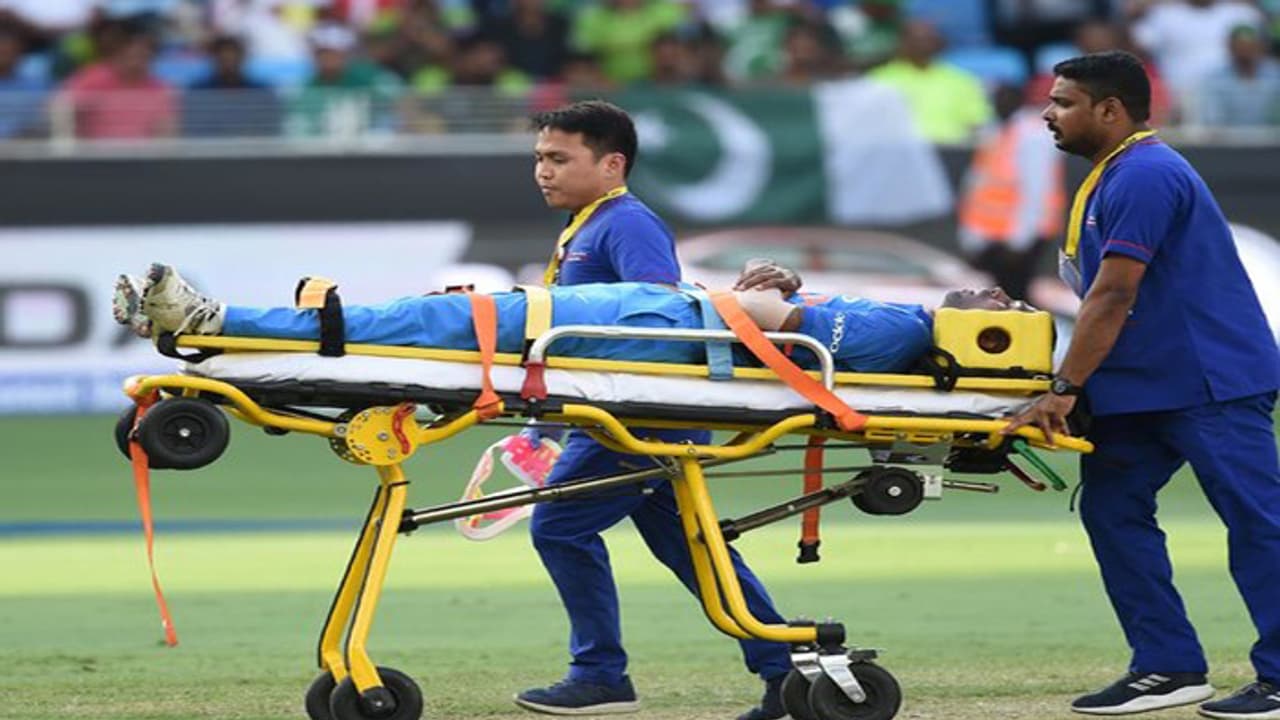 పాకిస్థాన్ మ్యాచ్లో గాయపడ్డ హర్దిక్ పాండ్యా... స్ట్రెచర్ పై గ్రౌండ్ బయటకు తరలింపు పాకిస్థాన్ మ్యాచ్లో గాయపడ్డ హర్దిక్ పాండ్యా... స్ట్రెచర్ పై గ్రౌండ్ బయటకు తరలింపు
