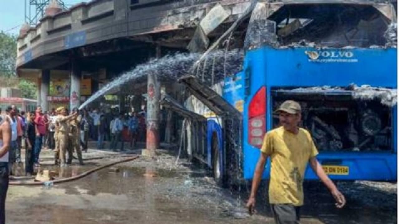 ಮೋದಿ ‘ಸಿಗ್ಲಿಲ್ಲಾ’ ಅಂತಾ ವೊಲ್ವೊ ಬಸ್ಗೆ ಬೆಂಕಿ ಇಟ್ಟ ಮಹಿಳೆ! ಮೋದಿ ‘ಸಿಗ್ಲಿಲ್ಲಾ’ ಅಂತಾ ವೊಲ್ವೊ ಬಸ್ಗೆ ಬೆಂಕಿ ಇಟ್ಟ ಮಹಿಳೆ!