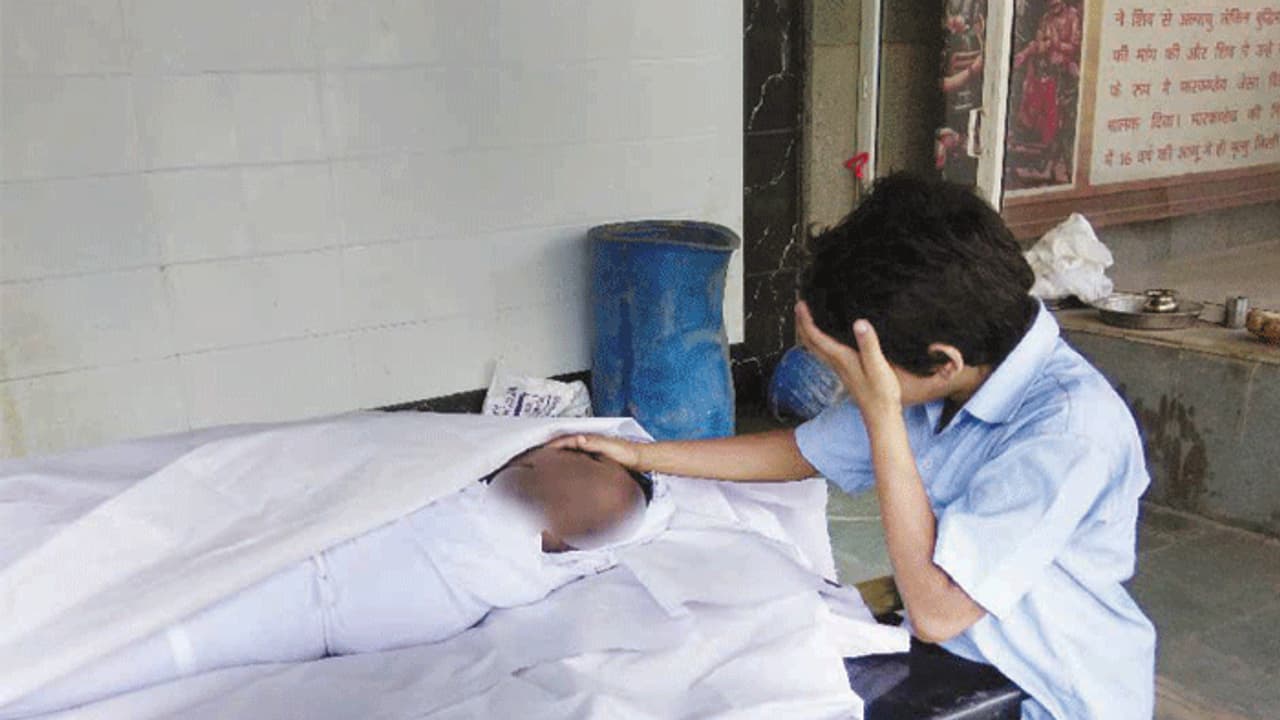 ತಂದೆಯ ಶವದೆದುರು ಕಂದನ ರೋದನ : ಹರಿಯಿತು 50 ಲಕ್ಷ ಧನ ತಂದೆಯ ಶವದೆದುರು ಕಂದನ ರೋದನ : ಹರಿಯಿತು 50 ಲಕ್ಷ ಧನ