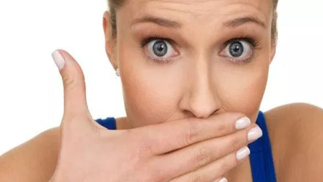 দাঁতে হলদে ছাপ পড়েছে, কথা বলতে লজ্জা পাচ্ছেন, ঘরোয়া টোটকায় মিলবে চিরতরে মুক্তি