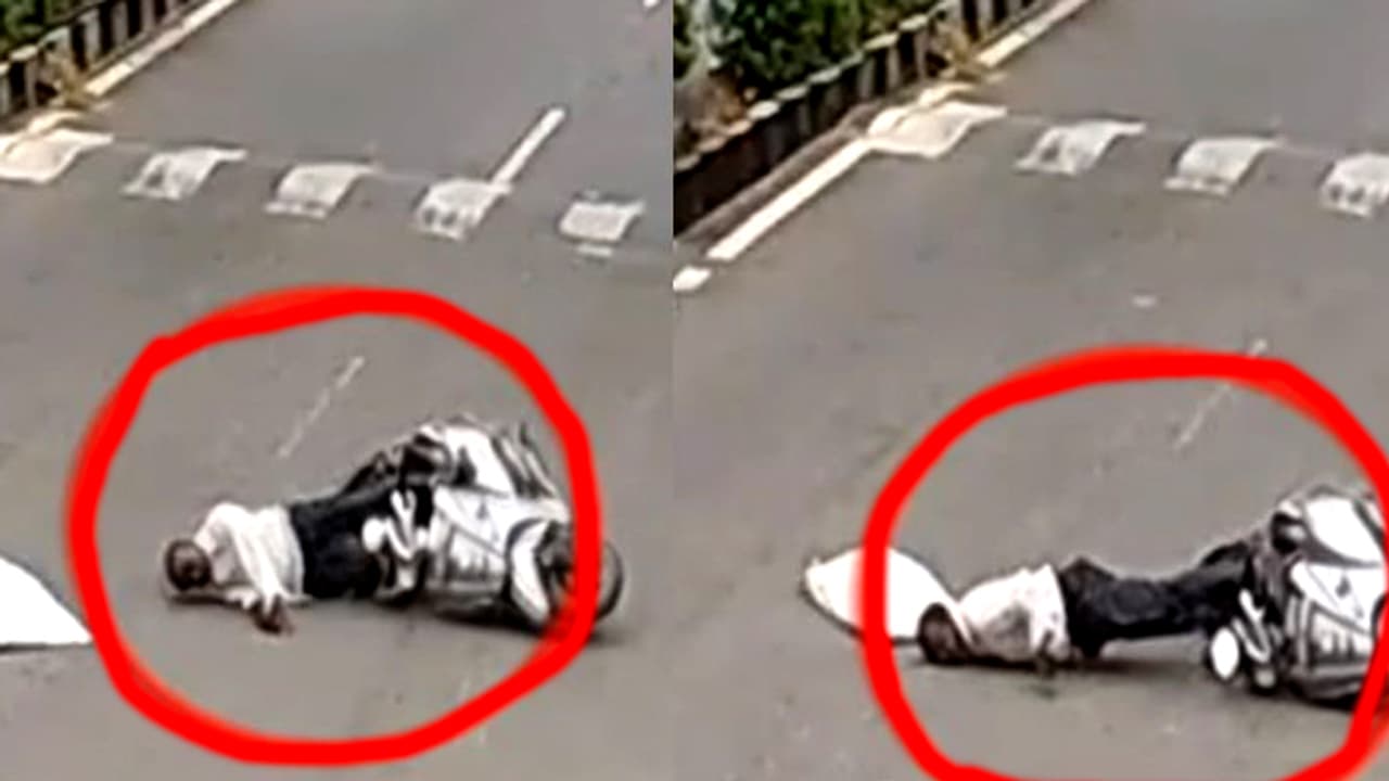 സ്കൂട്ടറിനു പിറകില് കൊളുത്തിയിട്ട ഹെല്മറ്റ് ആ മനുഷ്യന് ധരിച്ചിരുന്നെങ്കില്..! സ്കൂട്ടറിനു പിറകില് കൊളുത്തിയിട്ട ഹെല്മറ്റ് ആ മനുഷ്യന് ധരിച്ചിരുന്നെങ്കില്..!