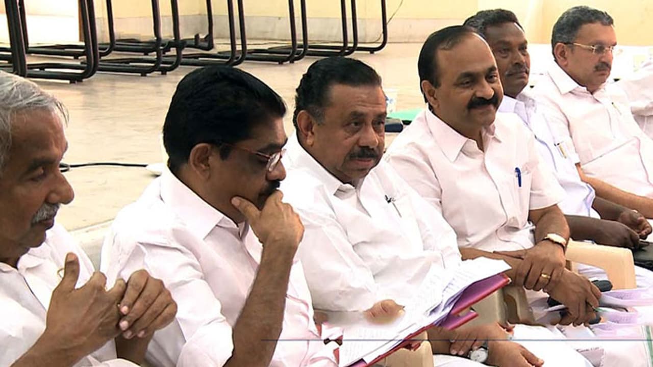 മുതിര്ന്ന നേതാക്കള് ഉറച്ച് തന്നെ മത്സരിക്കാന് ഇല്ല; സ്ഥാനാര്ത്ഥികളെ തിരഞ്ഞ് കോണ്ഗ്രസ് മുതിര്ന്ന നേതാക്കള് ഉറച്ച് തന്നെ മത്സരിക്കാന് ഇല്ല; സ്ഥാനാര്ത്ഥികളെ തിരഞ്ഞ് കോണ്ഗ്രസ്