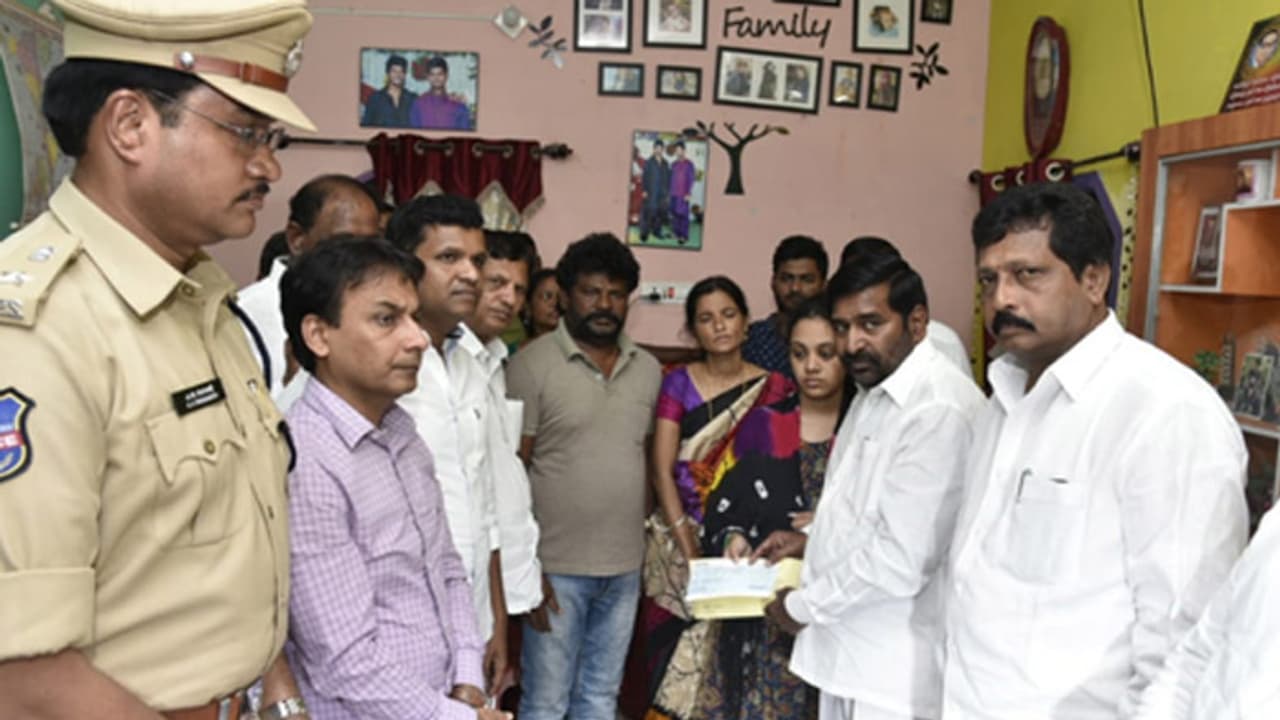 అమృత వర్షిణికి ప్రభుత్వ ఉద్యోగం, డబుల్ బెడ్రూమ్: మంత్రి జగదీష్ రెడ్డి అమృత వర్షిణికి ప్రభుత్వ ఉద్యోగం, డబుల్ బెడ్రూమ్: మంత్రి జగదీష్ రెడ్డి