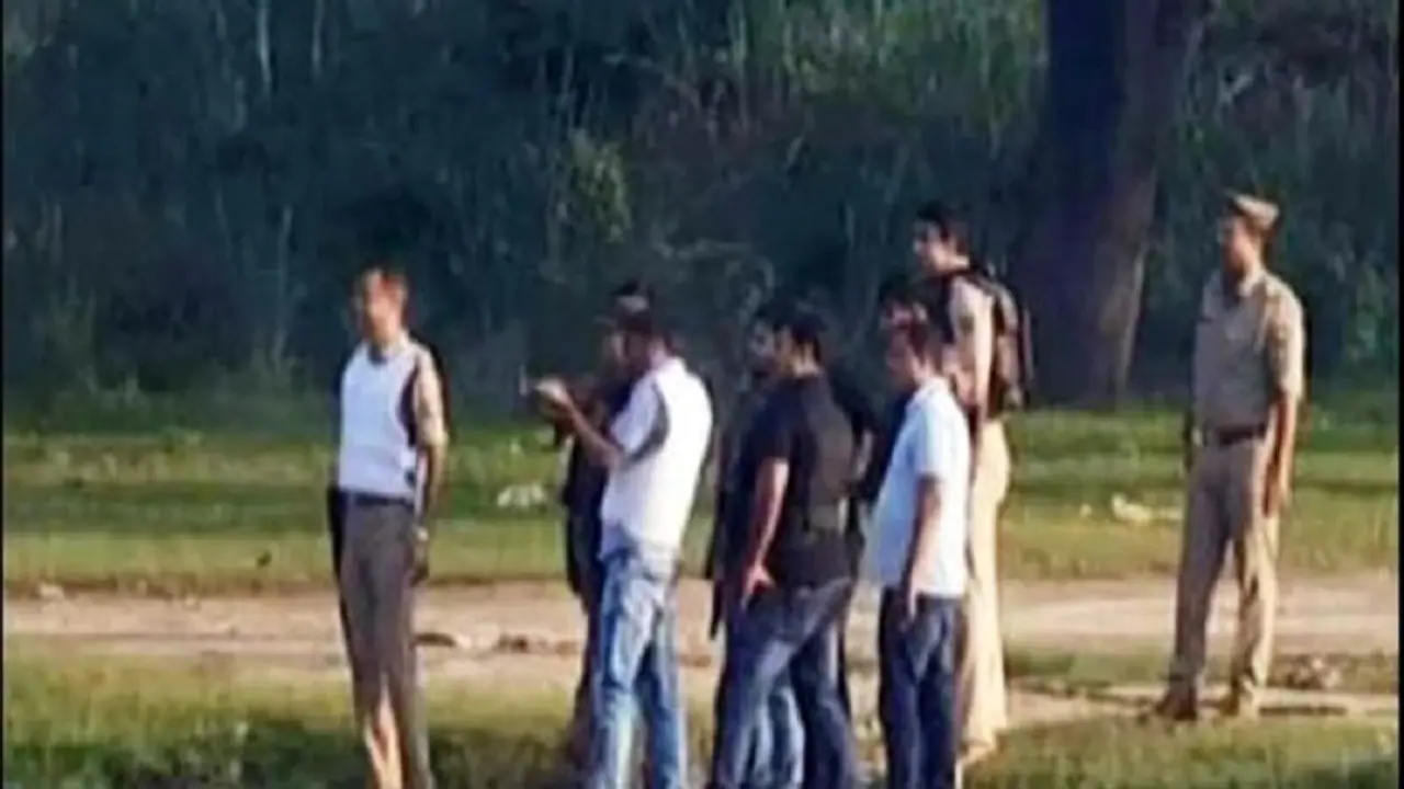 ಪತ್ರಕರ್ತರನ್ನು ಕರೆಸಿ ಎನ್ಕೌಂಟರ್ ತೋರಿಸಿದ ಪೊಲೀಸರು! ಪತ್ರಕರ್ತರನ್ನು ಕರೆಸಿ ಎನ್ಕೌಂಟರ್ ತೋರಿಸಿದ ಪೊಲೀಸರು!