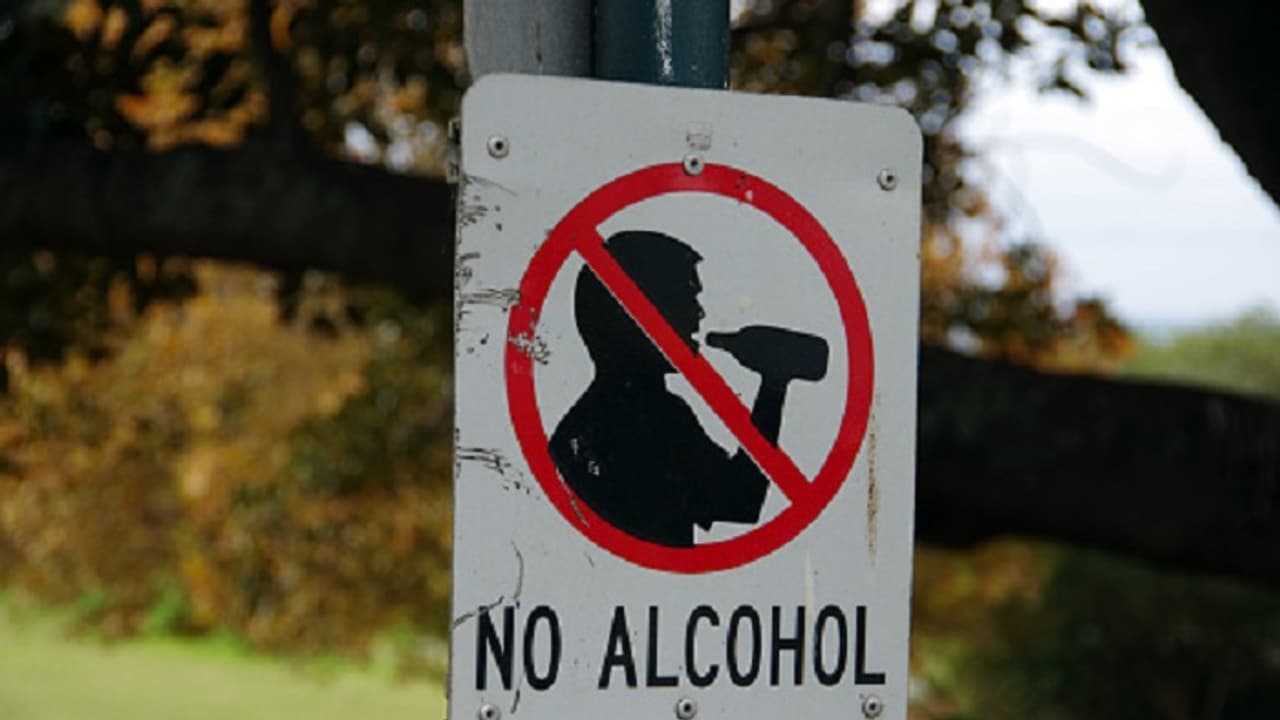 Karnataka: Drunk cop disrupts traffic in Mangaluru, suspended after video goes viral