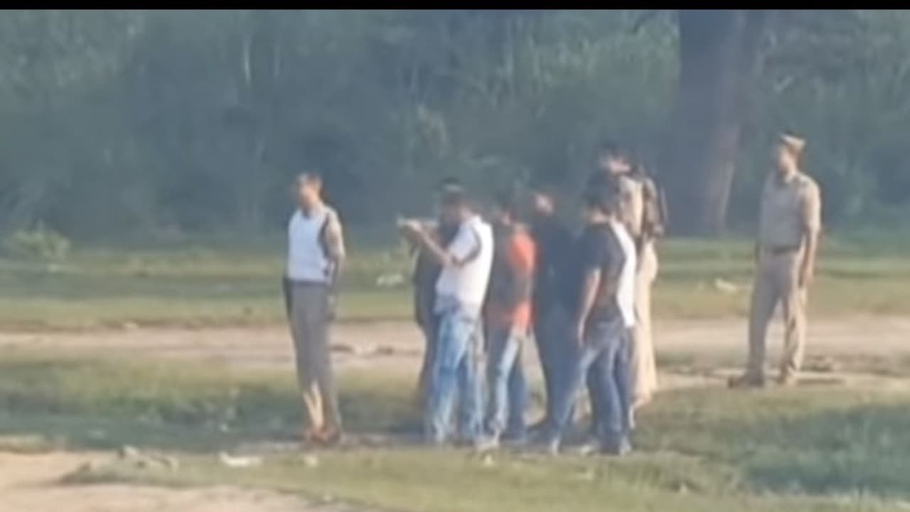 ക്യാമറകള്ക്ക് മുന്നില് പൊലീസിന്റെ ഏറ്റുമുട്ടല് കൊലപാതകം; കൊലപാതക കേസ് പ്രതികളെ വെടിവച്ചു കൊന്നു ക്യാമറകള്ക്ക് മുന്നില് പൊലീസിന്റെ ഏറ്റുമുട്ടല് കൊലപാതകം; കൊലപാതക കേസ് പ്രതികളെ വെടിവച്ചു കൊന്നു