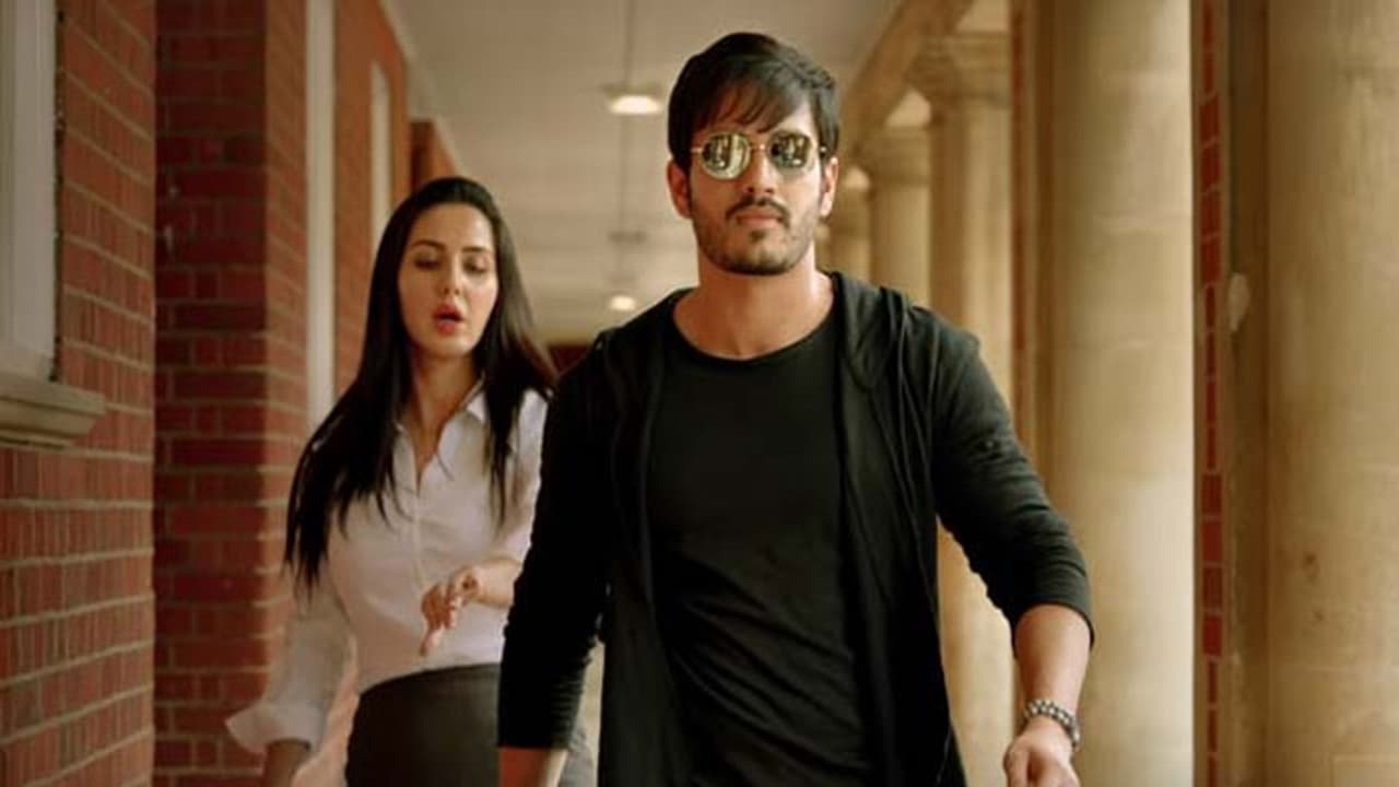 అక్కినేని అఖిల్ షర్ట్ విప్పేసి..! అక్కినేని అఖిల్ షర్ట్ విప్పేసి..!