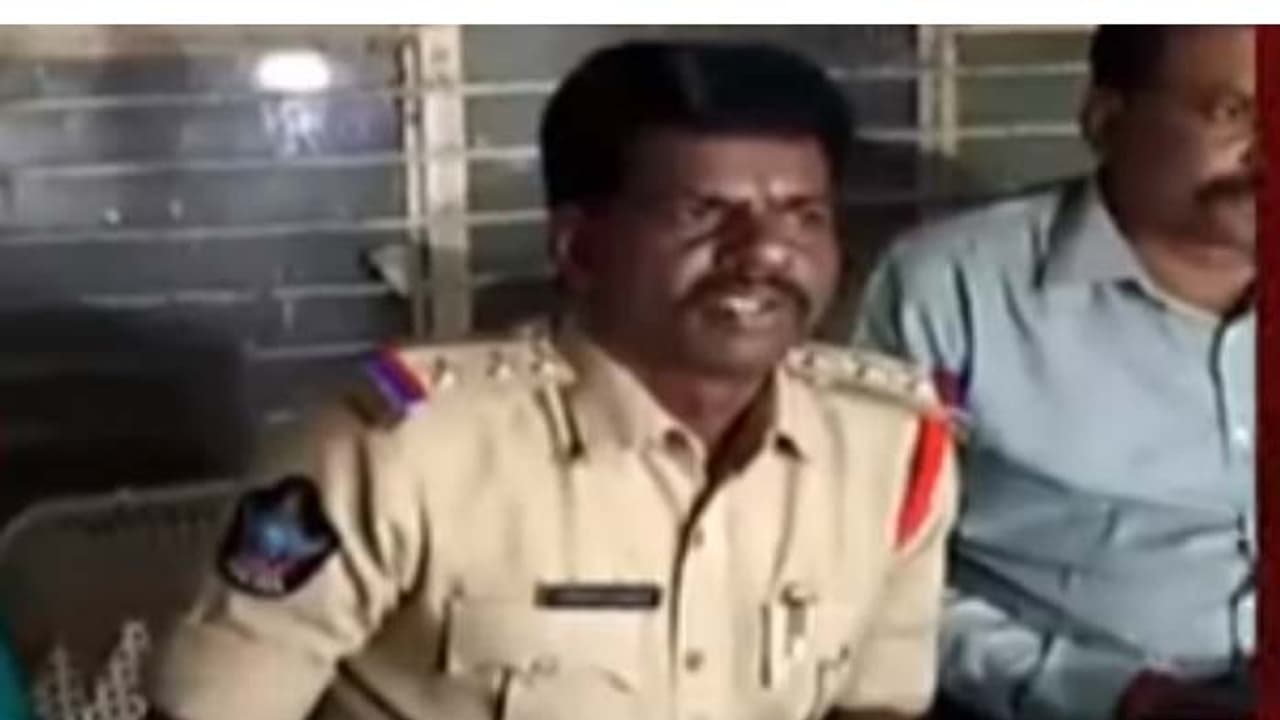 టంగ్ స్లిప్ అయితే నాలుక కోస్తాం: జేసీకి సీఐ వార్నింగ్ టంగ్ స్లిప్ అయితే నాలుక కోస్తాం: జేసీకి సీఐ వార్నింగ్