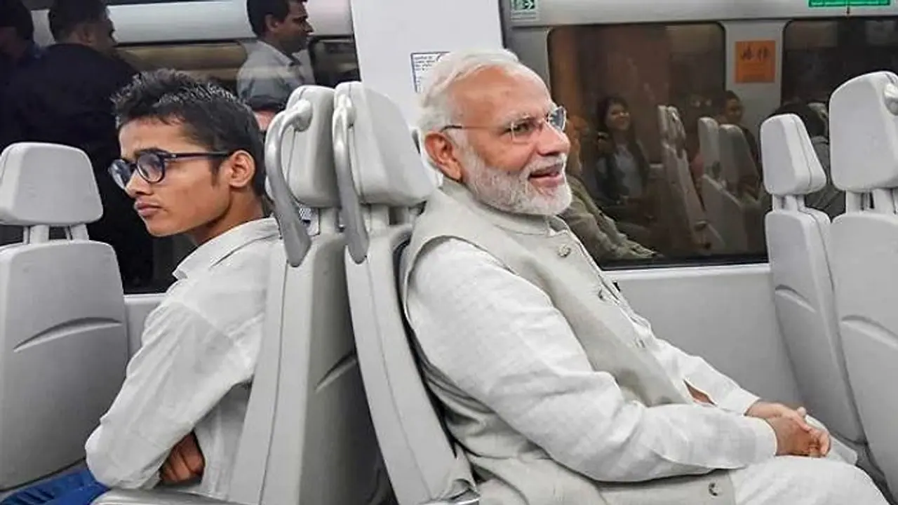ಮೋದಿ ಮೆಟ್ರೋ ಪ್ರಯಾಣ: ಜನರ ರಿಯಾಕ್ಷನ್ ಹಿಂಗಿತ್ತು! ಮೋದಿ ಮೆಟ್ರೋ ಪ್ರಯಾಣ: ಜನರ ರಿಯಾಕ್ಷನ್ ಹಿಂಗಿತ್ತು!