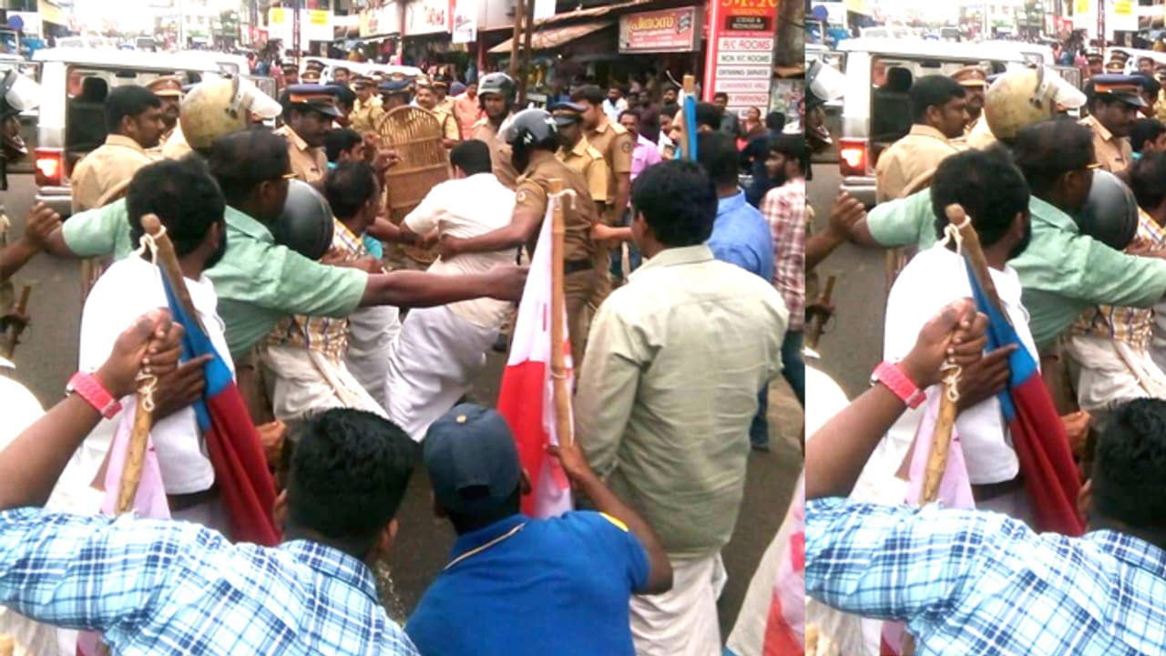 പഞ്ച് മോദി ചലഞ്ച്, പറ്റില്ലെന്ന് പൊലീസ്; എഐഎസ്എഫ് പ്രവര്ത്തകരും പോലീസും തമ്മില് സംഘര്ഷം പഞ്ച് മോദി ചലഞ്ച്, പറ്റില്ലെന്ന് പൊലീസ്; എഐഎസ്എഫ് പ്രവര്ത്തകരും പോലീസും തമ്മില് സംഘര്ഷം