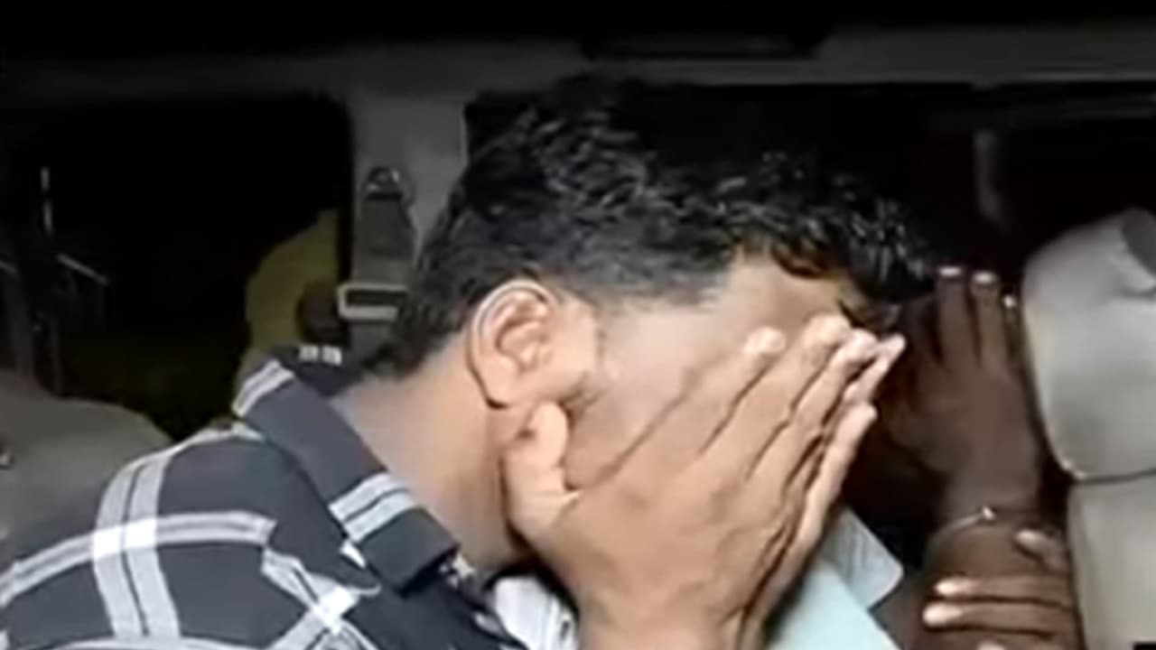 കൊല്ലത്ത് യുവാവിനെ തട്ടിക്കൊണ്ട് പോയി കൊന്ന് കുഴിച്ച് മൂടിയ കേസിലെ മുഖ്യപ്രതി പിടിയില് കൊല്ലത്ത് യുവാവിനെ തട്ടിക്കൊണ്ട് പോയി കൊന്ന് കുഴിച്ച് മൂടിയ കേസിലെ മുഖ്യപ്രതി പിടിയില്