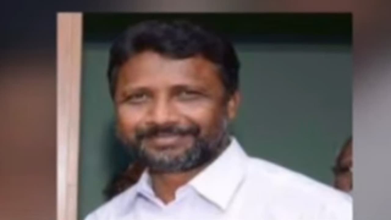 ജോലി വാഗ്ദാനം ചെയ്ത് പണം തട്ടല്; ബാങ്ക് ജീവനക്കാരന്റെ വീടിന് മുന്നിൽ 20 കുടുംബങ്ങളുടെ സമരം ജോലി വാഗ്ദാനം ചെയ്ത് പണം തട്ടല്; ബാങ്ക് ജീവനക്കാരന്റെ വീടിന് മുന്നിൽ 20 കുടുംബങ്ങളുടെ സമരം