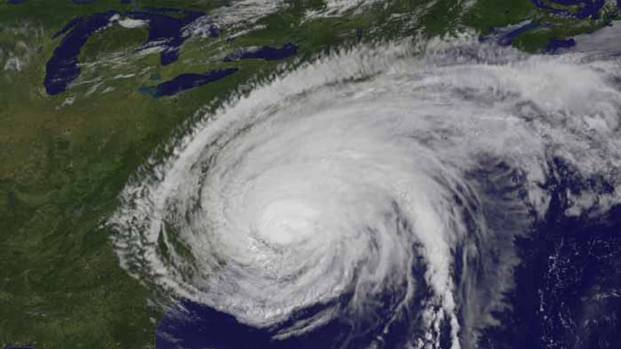 తీరాన్ని దాటిన ‘‘దయె’’ తుఫాన్.. వణుకుతున్న ఉత్తరాంధ్ర తీరాన్ని దాటిన ‘‘దయె’’ తుఫాన్.. వణుకుతున్న ఉత్తరాంధ్ర