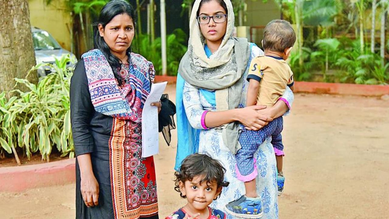 ఆడపిల్లలు పుట్టారని... భార్యను హింసిస్తున్న పోలీసు అధికారి