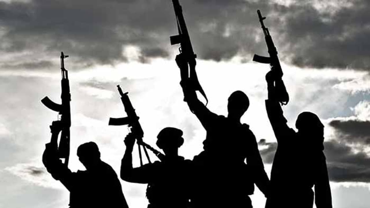 కశ్మీర్లో ఉగ్రవాదుల అరాచకం.. ముగ్గురు పోలీసుల కిడ్నాప్.. దారుణ హత్య కశ్మీర్లో ఉగ్రవాదుల అరాచకం.. ముగ్గురు పోలీసుల కిడ్నాప్.. దారుణ హత్య