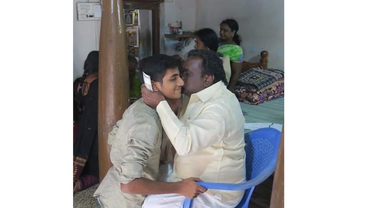 கடைசி வரை கடனோடு சாதாரண வீட்டில் வாழ்ந்த காடுவெட்டி குரு! சிலிர்க்க வைக்கும் சில தகவல்கள்... கடைசி வரை கடனோடு சாதாரண வீட்டில் வாழ்ந்த காடுவெட்டி குரு! சிலிர்க்க வைக்கும் சில தகவல்கள்...