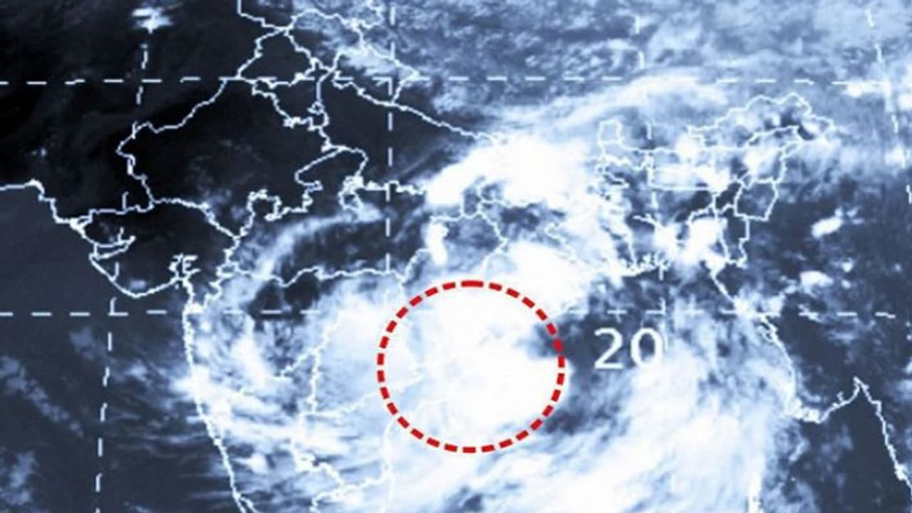 நெருங்கி வரும் ஆபத்து... தயே புயலால் மக்கள் பீதி! நெருங்கி வரும் ஆபத்து... தயே புயலால் மக்கள் பீதி!