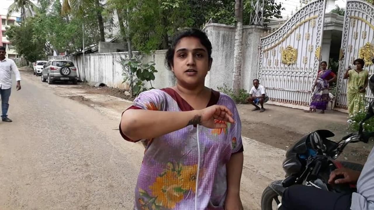 நைட்டியோடு ரகளை பண்ண வனிதாவை பங்களாவிலிருந்து துரத்தியடித்த போலீஸ்!! நைட்டியோடு ரகளை பண்ண வனிதாவை பங்களாவிலிருந்து துரத்தியடித்த போலீஸ்!!