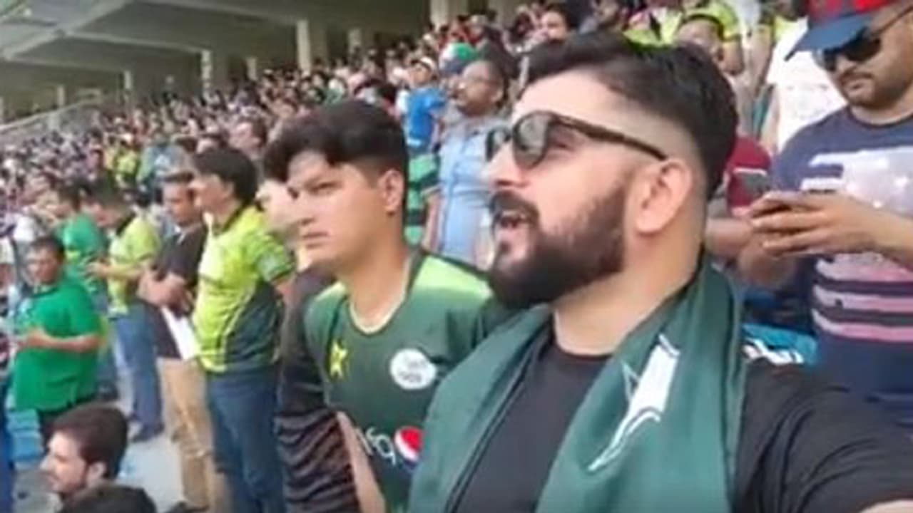 ಭಾರತದ ರಾಷ್ಟ್ರಗೀತೆ ಹಾಡಿದ ಪಾಕ್ ಅಭಿಮಾನಿ..! ವಿಡಿಯೋ ವೈರಲ್ ಭಾರತದ ರಾಷ್ಟ್ರಗೀತೆ ಹಾಡಿದ ಪಾಕ್ ಅಭಿಮಾನಿ..! ವಿಡಿಯೋ ವೈರಲ್