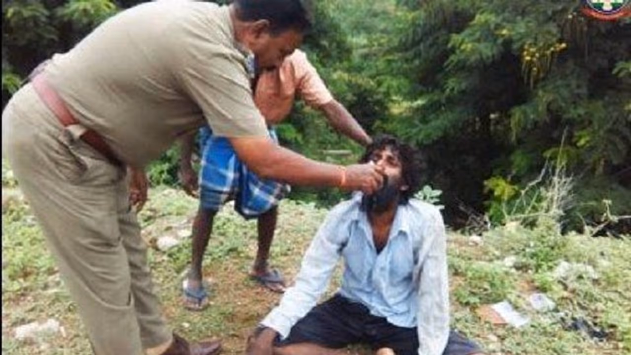 மனநலம் சரியில்லாதவருக்கு, உணவு ஊட்டி விட்ட போலீஸ்... குவியும் வாழ்த்துகள்! மனநலம் சரியில்லாதவருக்கு, உணவு ஊட்டி விட்ட போலீஸ்... குவியும் வாழ்த்துகள்!