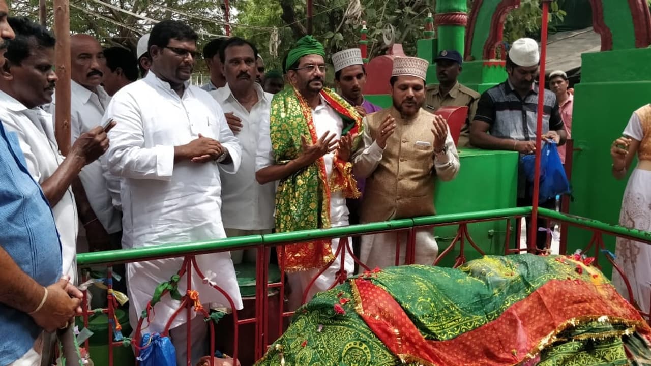 బారా షహీద్ దర్గాకు మంత్రి సోమిరెడ్డి..చంద్రబాబు మళ్లీ సీఎం కావాలని మెుక్కు బారా షహీద్ దర్గాకు మంత్రి సోమిరెడ్డి..చంద్రబాబు మళ్లీ సీఎం కావాలని మెుక్కు