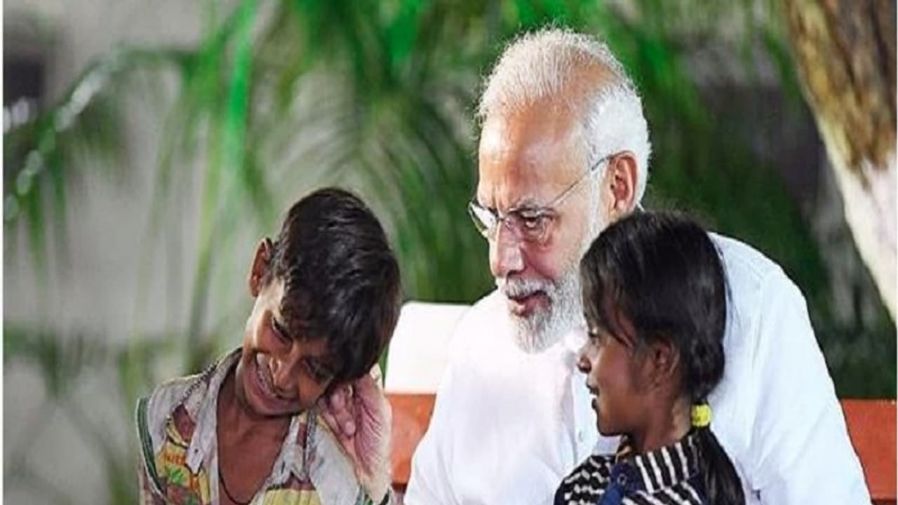 ಯಂಗ್ ಫ್ರೆಂಡ್ಸ್ ಜೊತೆ ಮೋದಿ ‘ಕಾನ್ ಕಿ ಬಾತ್’: ನೀವು ನೋಡಲೇಬೇಕಾದ ಫೋಟೋ! ಯಂಗ್ ಫ್ರೆಂಡ್ಸ್ ಜೊತೆ ಮೋದಿ ‘ಕಾನ್ ಕಿ ಬಾತ್’: ನೀವು ನೋಡಲೇಬೇಕಾದ ಫೋಟೋ!