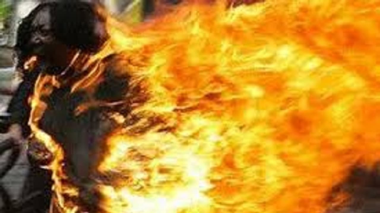 యువతిపై పెట్రోల్ పోసి నిప్పంటించిన ప్రేమోన్మాది...తాను కూడా ఆత్మహత్యాయత్నం