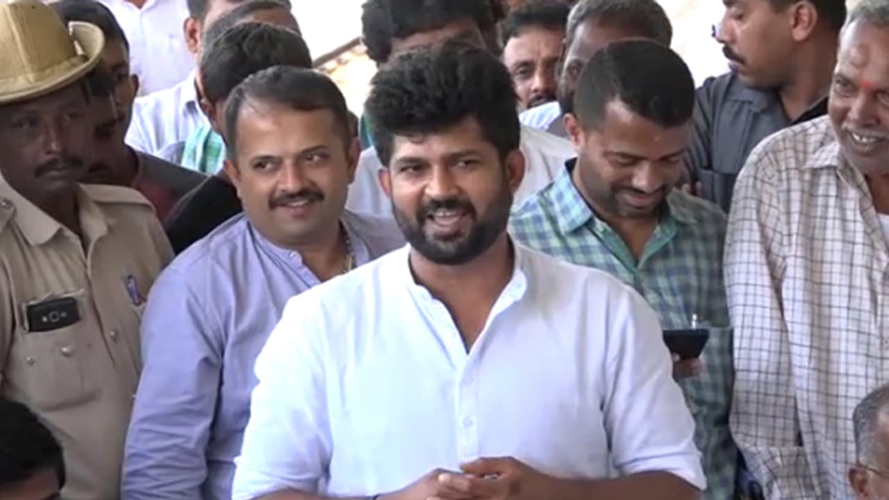 ಪ್ರವಾಹ ಪರಿಹಾರಕ್ಕೆ ದುಡ್ಡಿನ ಕೊರತೆ ಇಲ್ಲ: ಪ್ರತಾಪ್ ಸಿಂಹ ಪ್ರವಾಹ ಪರಿಹಾರಕ್ಕೆ ದುಡ್ಡಿನ ಕೊರತೆ ಇಲ್ಲ: ಪ್ರತಾಪ್ ಸಿಂಹ