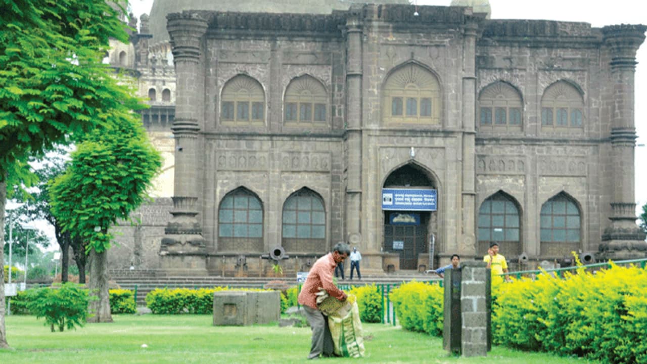 ಗೋಳಗುಮ್ಮಟದ ಸ್ವಚ್ಛತೆಗೆ ಅಂಗವಿಕಲನ ನಿಸ್ವಾರ್ಥ ಸೇವೆ ಗೋಳಗುಮ್ಮಟದ ಸ್ವಚ್ಛತೆಗೆ ಅಂಗವಿಕಲನ ನಿಸ್ವಾರ್ಥ ಸೇವೆ