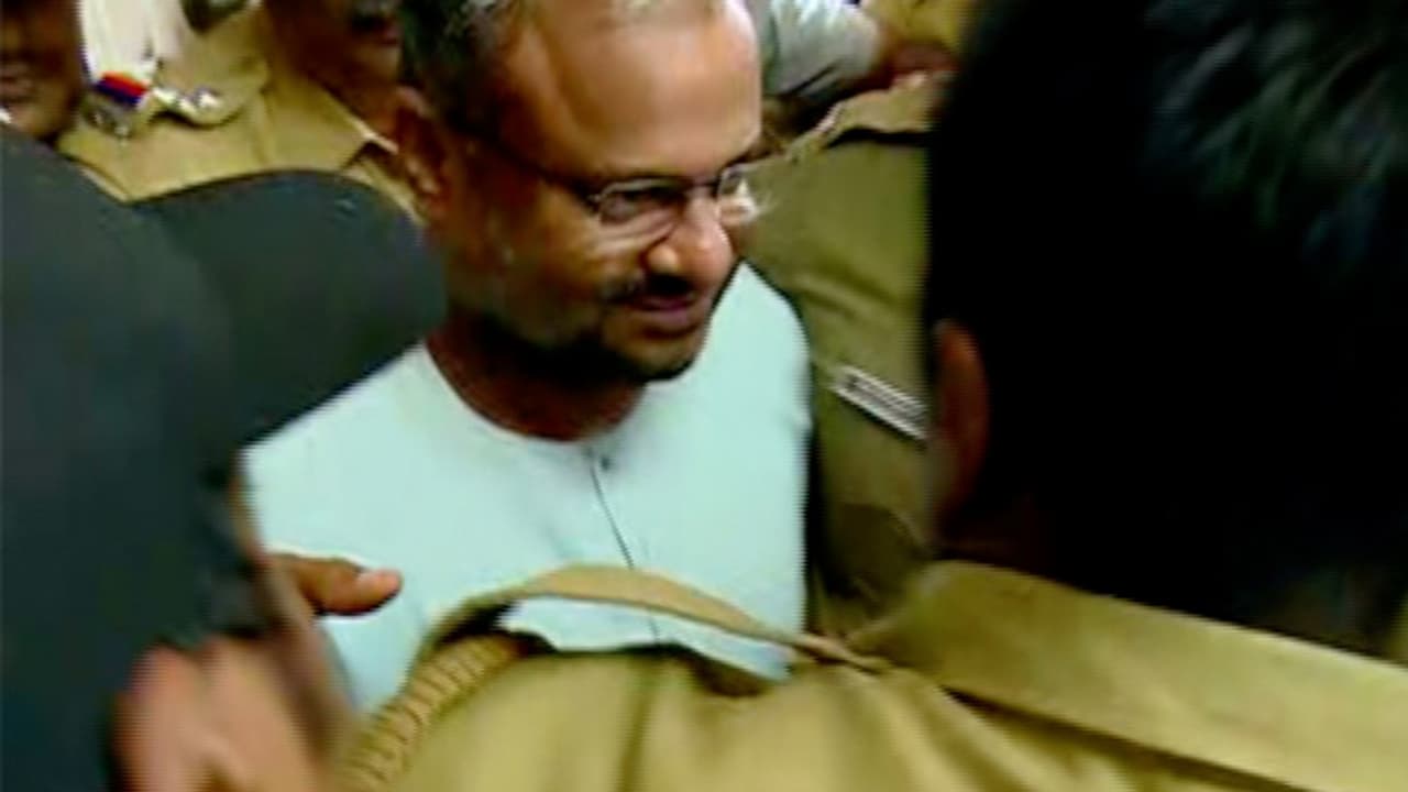 Kerala Rape Case: 2 ವರ್ಷ 14 ಬಾರಿ ರೇಪ್ ಮಾಡಿದ್ದ ಪಾದ್ರಿ, ಇಂದು ಶಿಕ್ಷೆ ಪ್ರಕಟ! Kerala Rape Case: 2 ವರ್ಷ 14 ಬಾರಿ ರೇಪ್ ಮಾಡಿದ್ದ ಪಾದ್ರಿ, ಇಂದು ಶಿಕ್ಷೆ ಪ್ರಕಟ!