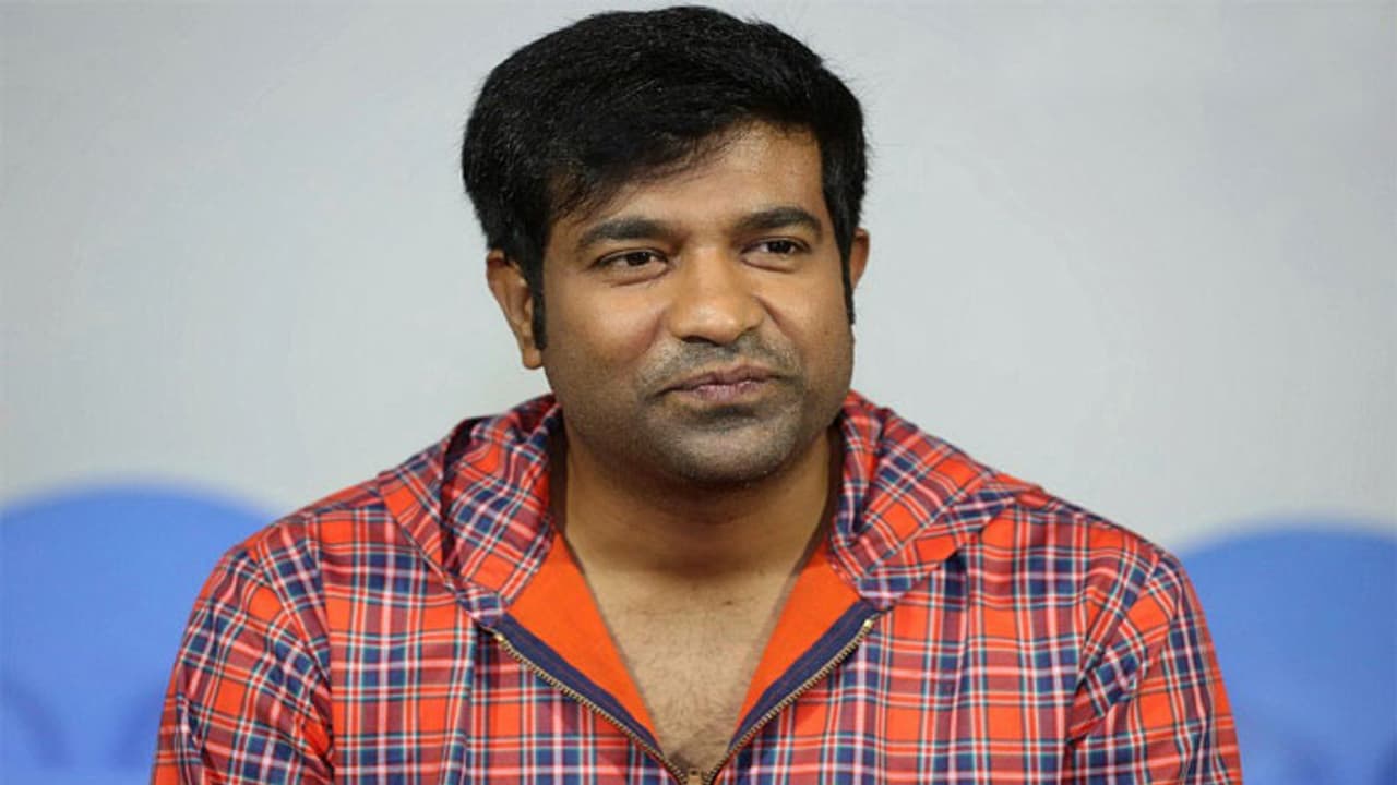 పగవాడికి కూడా ఇలాంటి అన్నయ్య ఉండకూడదు.. సంపూపై వెన్నెల కిషోర్ కామెంట్! పగవాడికి కూడా ఇలాంటి అన్నయ్య ఉండకూడదు.. సంపూపై వెన్నెల కిషోర్ కామెంట్!