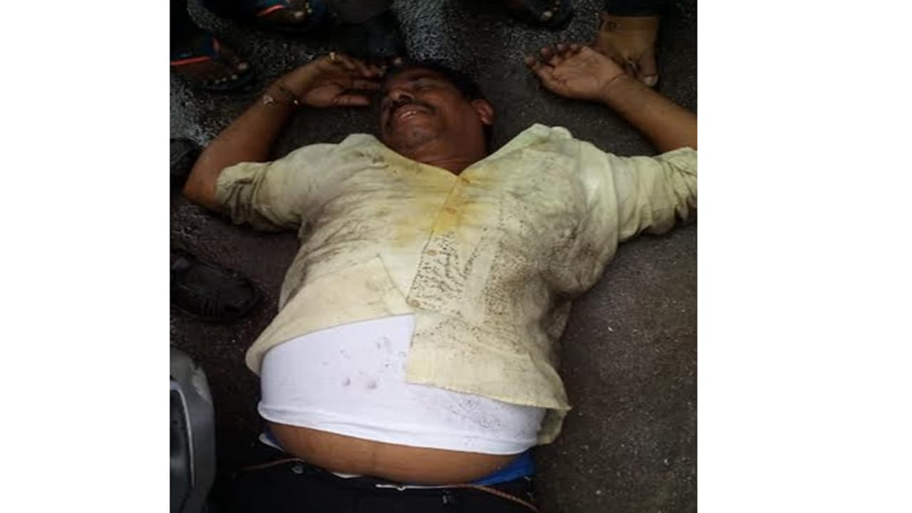 గాంధీభవన్ లో విషాదం....పురుగులమందు తాగి కౌలు రైతు ఆత్మహత్య గాంధీభవన్ లో విషాదం....పురుగులమందు తాగి కౌలు రైతు ఆత్మహత్య