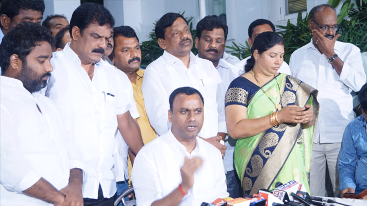 तेलंगाना में कांग्रेस विधायक बोले बीजेपी ही परिवारवाद को करेगी खत्म...और दे दिया इस्तीफा तेलंगाना में कांग्रेस विधायक बोले बीजेपी ही परिवारवाद को करेगी खत्म...और दे दिया इस्तीफा