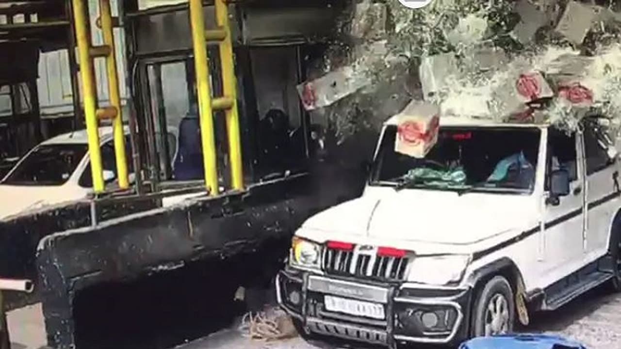 ಟೋಲ್ ಪ್ಲಾಜಾಗೆ ಬಿಯರ್ ಲಾರಿ ಡಿಕ್ಕಿ ಹೊಡೆದ್ರೆ ಏನಾಗತ್ತೆ?: ವಿಡಿಯೋ! ಟೋಲ್ ಪ್ಲಾಜಾಗೆ ಬಿಯರ್ ಲಾರಿ ಡಿಕ್ಕಿ ಹೊಡೆದ್ರೆ ಏನಾಗತ್ತೆ?: ವಿಡಿಯೋ!