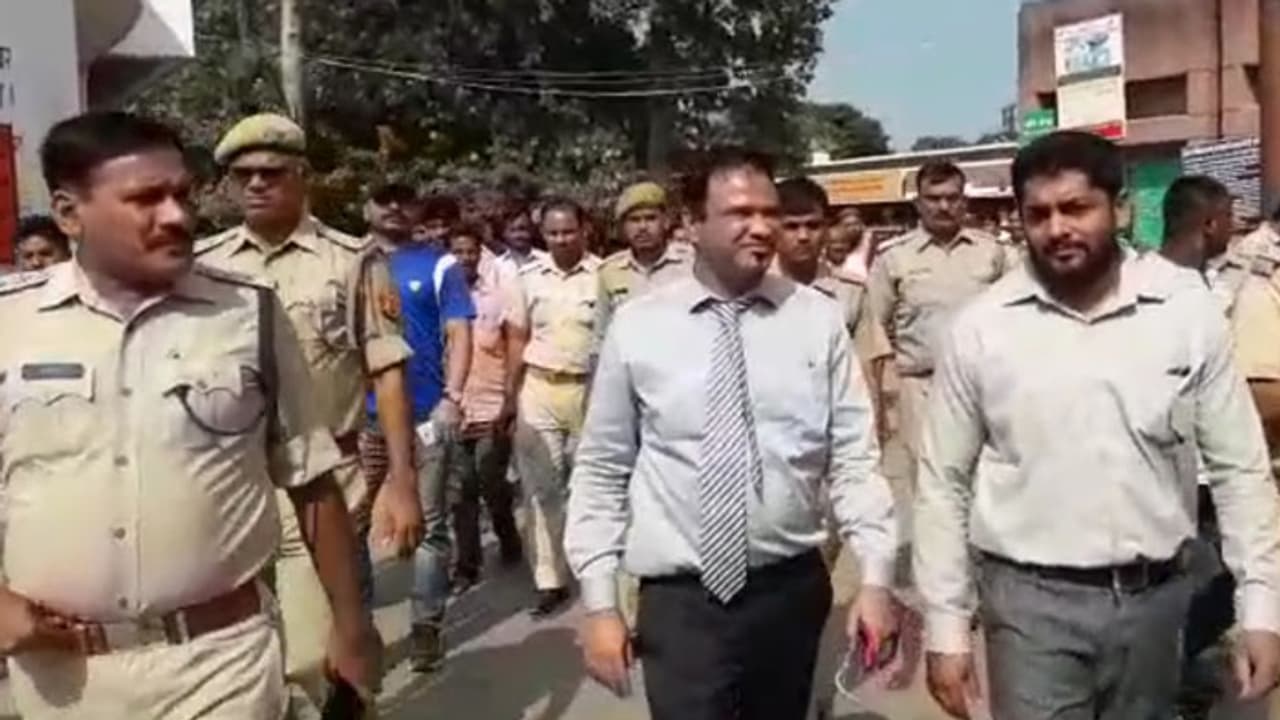 കുട്ടികളെ പരിശോധിക്കാൻ അനുവ​ദിച്ചില്ല; ഡോക്ടര്‍ കഫീല്‍ ഖാനെ തടഞ്ഞ് പൊലീസ്