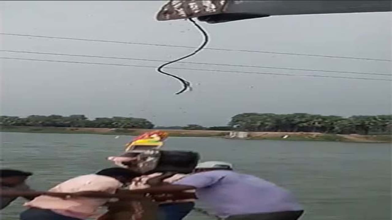 గణేష్ నిమజ్జనంలో అపశృతి: ముగ్గురికి తీవ్ర గాయాలు గణేష్ నిమజ్జనంలో అపశృతి: ముగ్గురికి తీవ్ర గాయాలు