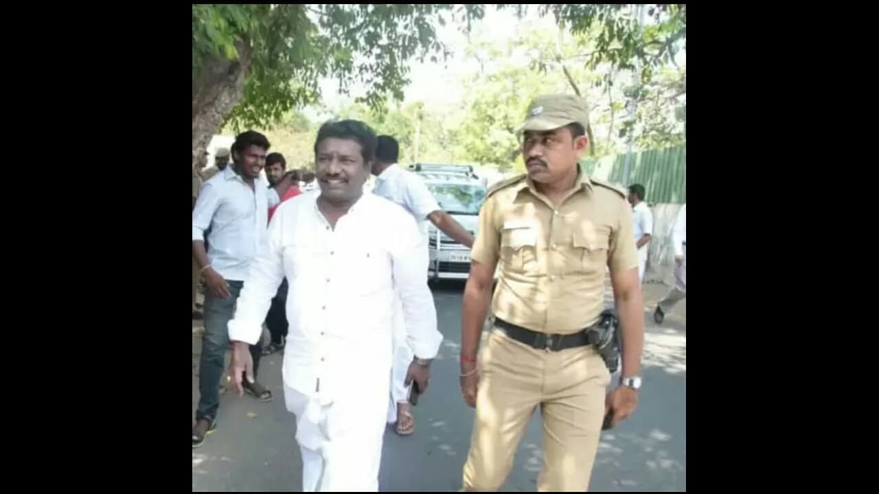 எடப்பாடிக்கு எதிராக கோஷம் போட்ட கருணாஸ் ஆதரவாளர்கள் !! வேட்டி கட்டி சென்ற கருணாஸ் !! எடப்பாடிக்கு எதிராக கோஷம் போட்ட கருணாஸ் ஆதரவாளர்கள் !! வேட்டி கட்டி சென்ற கருணாஸ் !!