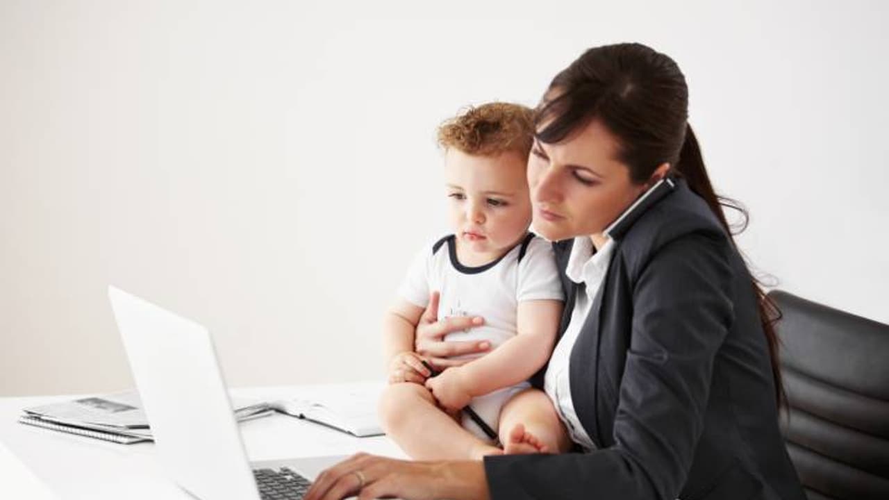 ಹೆಣ್ಮಕ್ಕಳೇ ಸ್ಟ್ರಾಂಗ್ ಗುರು! ದಿನಕ್ಕೆ 59 ರೀತಿ ಕೆಲಸ ಮಾಡ್ತಾರಂತೆ ಮಹಿಳೆಯರು!