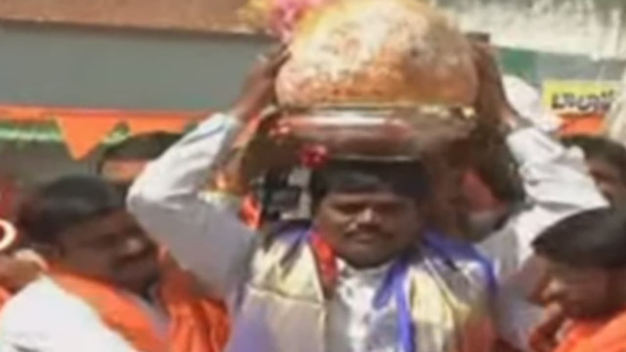 ரூ. 19 லட்சத்துக்கு ஏலம் போன லட்டு… அப்படி என்ன ஸ்பெஷல்….? ரூ. 19 லட்சத்துக்கு ஏலம் போன லட்டு… அப்படி என்ன ஸ்பெஷல்….?