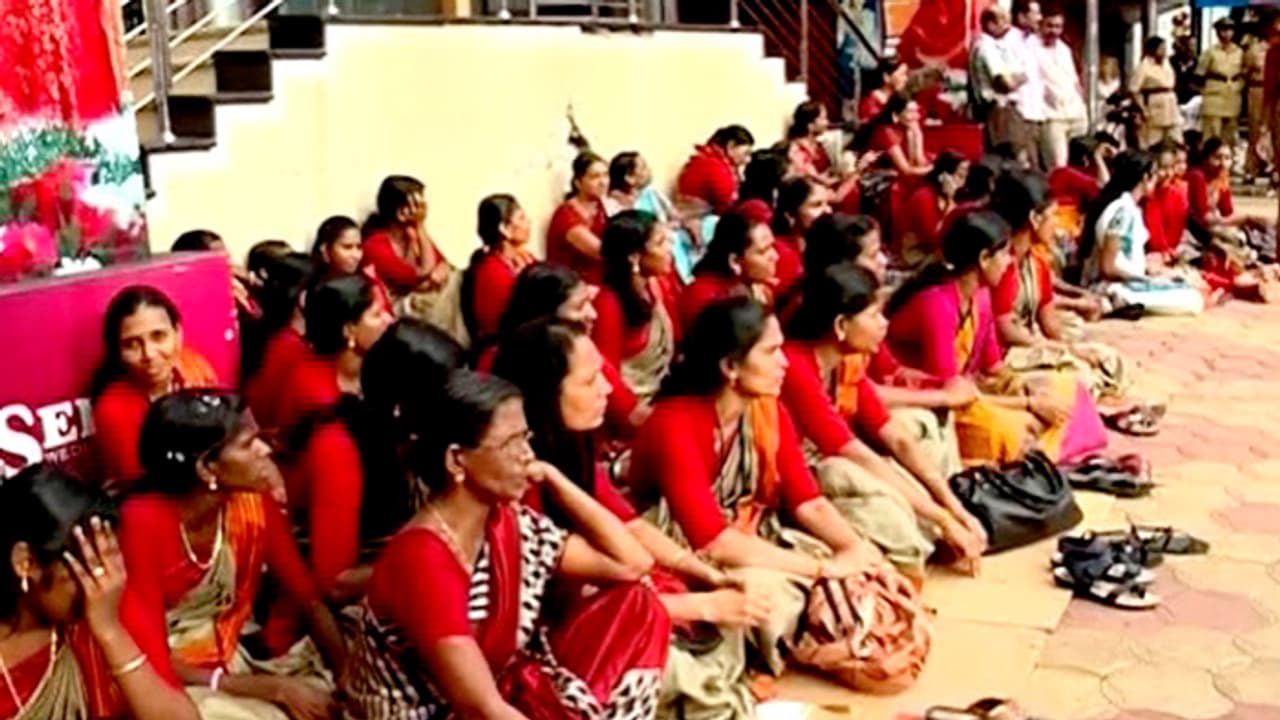 ഇരിക്കാനുള്ള അവകാശമൊക്കെ കടലാസിലും, വാഗ്ദാനങ്ങളിലുമൊതുങ്ങി; സ്ത്രീകളുടെ ജോലി നിന്നുതന്നെ ഇരിക്കാനുള്ള അവകാശമൊക്കെ കടലാസിലും, വാഗ്ദാനങ്ങളിലുമൊതുങ്ങി; സ്ത്രീകളുടെ ജോലി നിന്നുതന്നെ