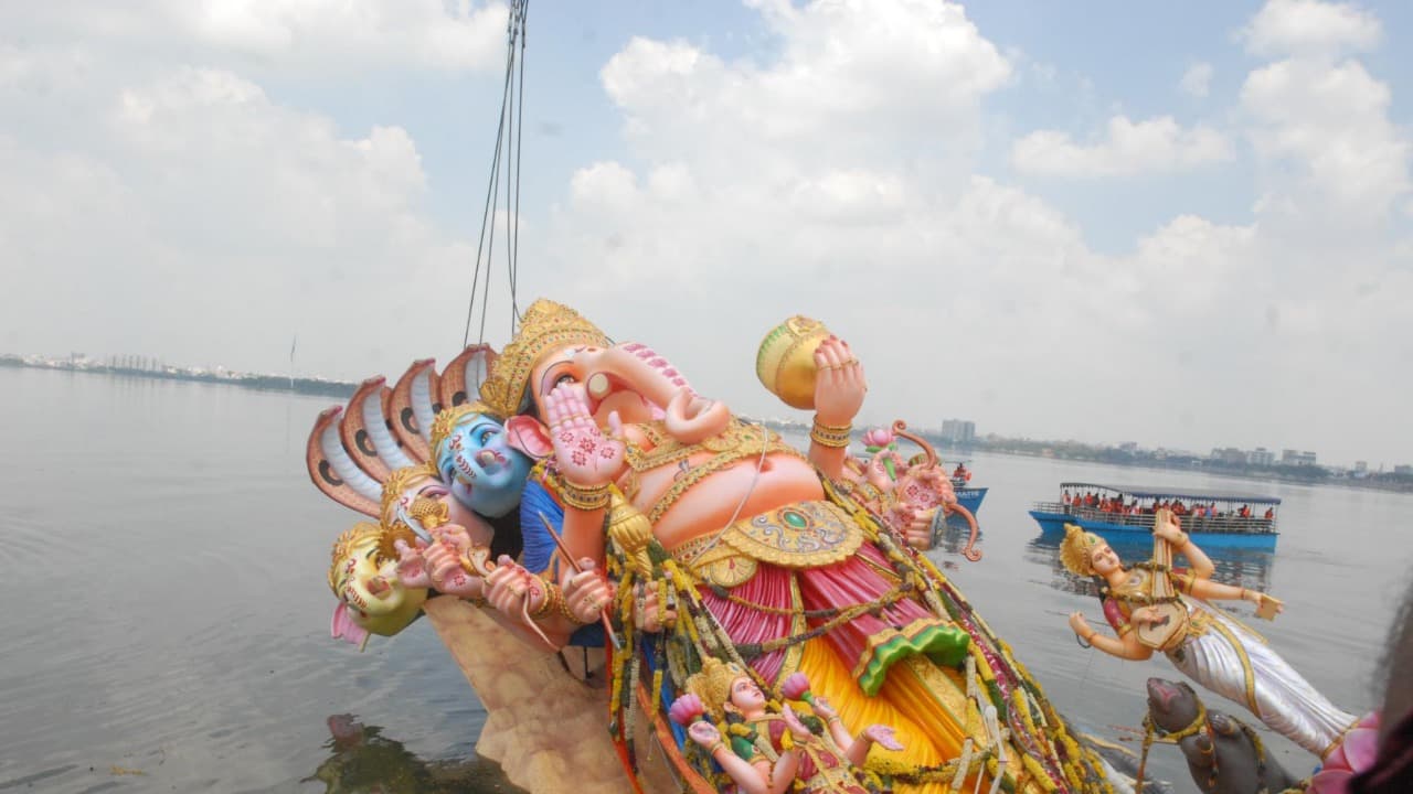 హైకోర్టు ఆదేశాలు బేఖాతరు.. హుస్సేన్ సాగర్లో నిమజ్జనం చేస్తాం: భాగ్యనగర్ గణేష్ ఉత్సవ్ సమితి సంచలనం హైకోర్టు ఆదేశాలు బేఖాతరు.. హుస్సేన్ సాగర్లో నిమజ్జనం చేస్తాం: భాగ్యనగర్ గణేష్ ఉత్సవ్ సమితి సంచలనం