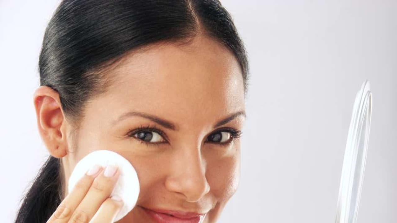 ഓയിൽ സ്കിൻ ഉള്ളവരുടെ ശ്രദ്ധയ്ക്ക്; ഇതാ ചില ടിപ്സ്...