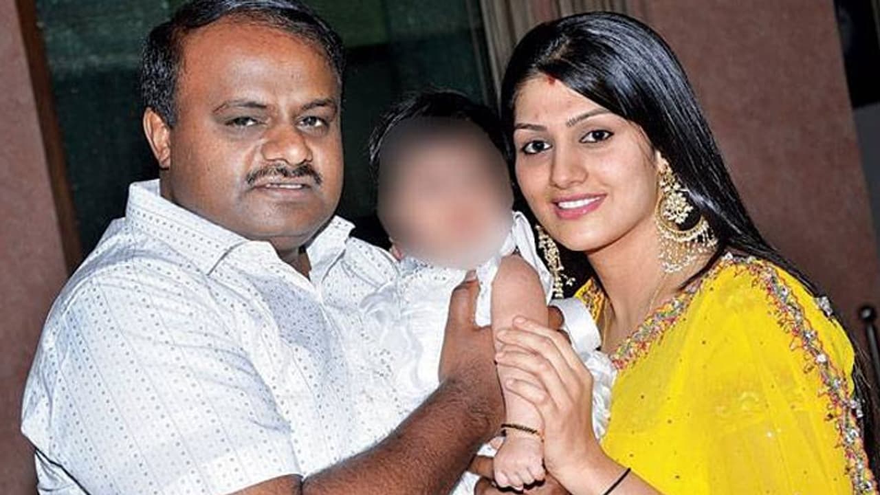 அகோரியாக மாறிய முதலமைச்சர் குமாரசாமியின் மனைவி குட்டி ராதிகா! அகோரியாக மாறிய முதலமைச்சர் குமாரசாமியின் மனைவி குட்டி ராதிகா!