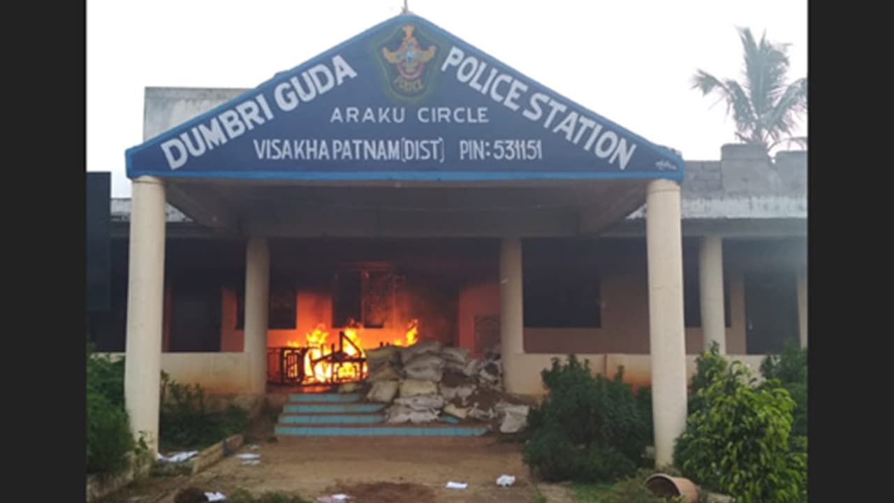 అరకు ఘటన: డుబ్రీగుంట, అరకు పోలీస్స్టేషన్లపై దాడి, నిప్పు (వీడియో) అరకు ఘటన: డుబ్రీగుంట, అరకు పోలీస్స్టేషన్లపై దాడి, నిప్పు (వీడియో)