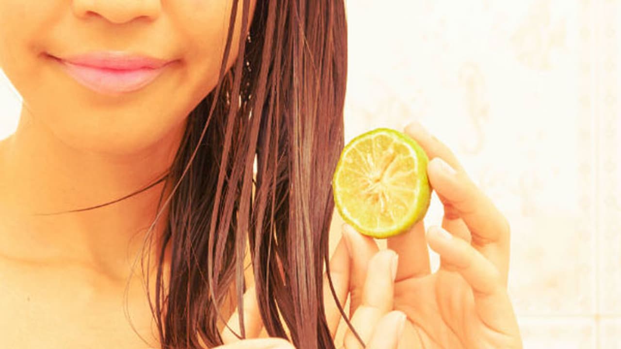 തലമുടി തഴച്ച് വളരാന് നാരങ്ങ ഈ അഞ്ച് രീതിയില് ഉപയോഗിക്കാം തലമുടി തഴച്ച് വളരാന് നാരങ്ങ ഈ അഞ്ച് രീതിയില് ഉപയോഗിക്കാം