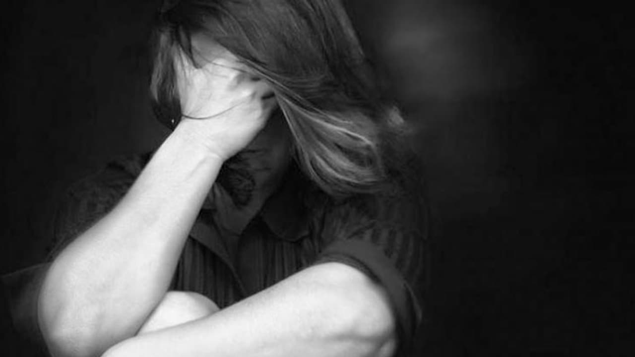 కారులోనే యువతిపై గ్యాంగ్రేప్ కారులోనే యువతిపై గ్యాంగ్రేప్