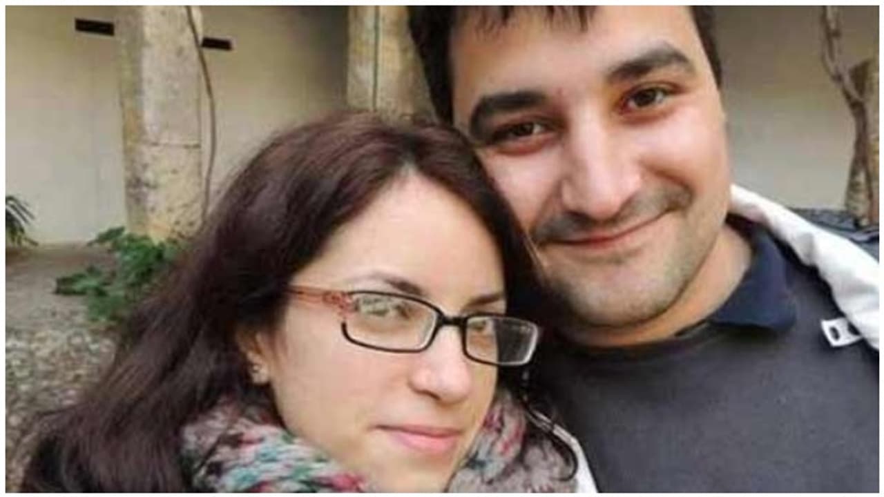 நிர்வாணமாய் நின்று திருமணம் செய்துக் கொண்ட காதல் ஜோடி..! பிறகு என்ன நடந்தது..? நீங்களே பாருங்க...! நிர்வாணமாய் நின்று திருமணம் செய்துக் கொண்ட காதல் ஜோடி..! பிறகு என்ன நடந்தது..? நீங்களே பாருங்க...!